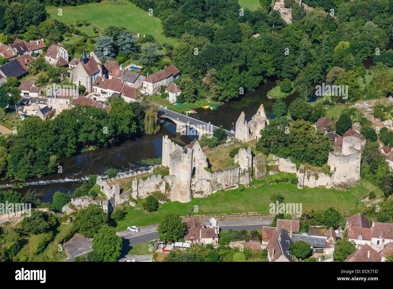 France, Vienne, Angles sur l'Anglin, labelled Les Plus Beaux Villages de France (The MoSaint Beautiful Villages of France), the castle and l'Anglin river (aerial view) Stock Photo