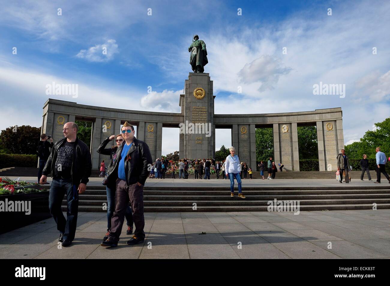 Germany, Berlin, Tiergaten district, Soviet memorial dedicated to the 81,116 soldiers of the Red Army that died during the Battle of Berlin in April-May 1945, annual celebration of the Nazi capitulation May 9, 1945 for Russians Stock Photo