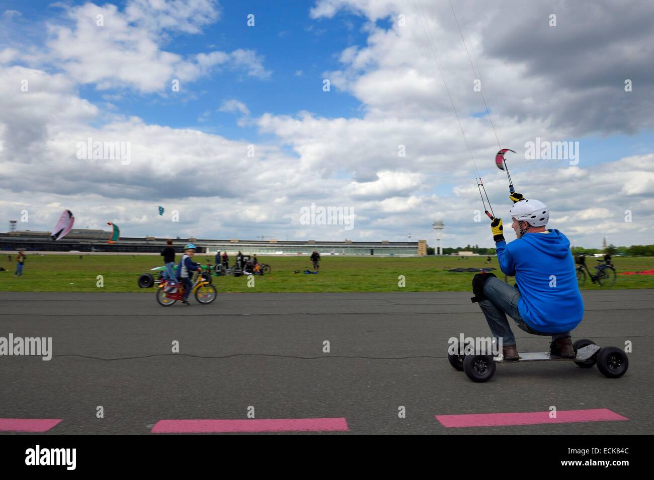 Germany, Berlin, former Berlin-Tempelhof international airport converted into a huge park, a meeting place for kite surfers, kite boarders and Country Buggy kiter Stock Photo