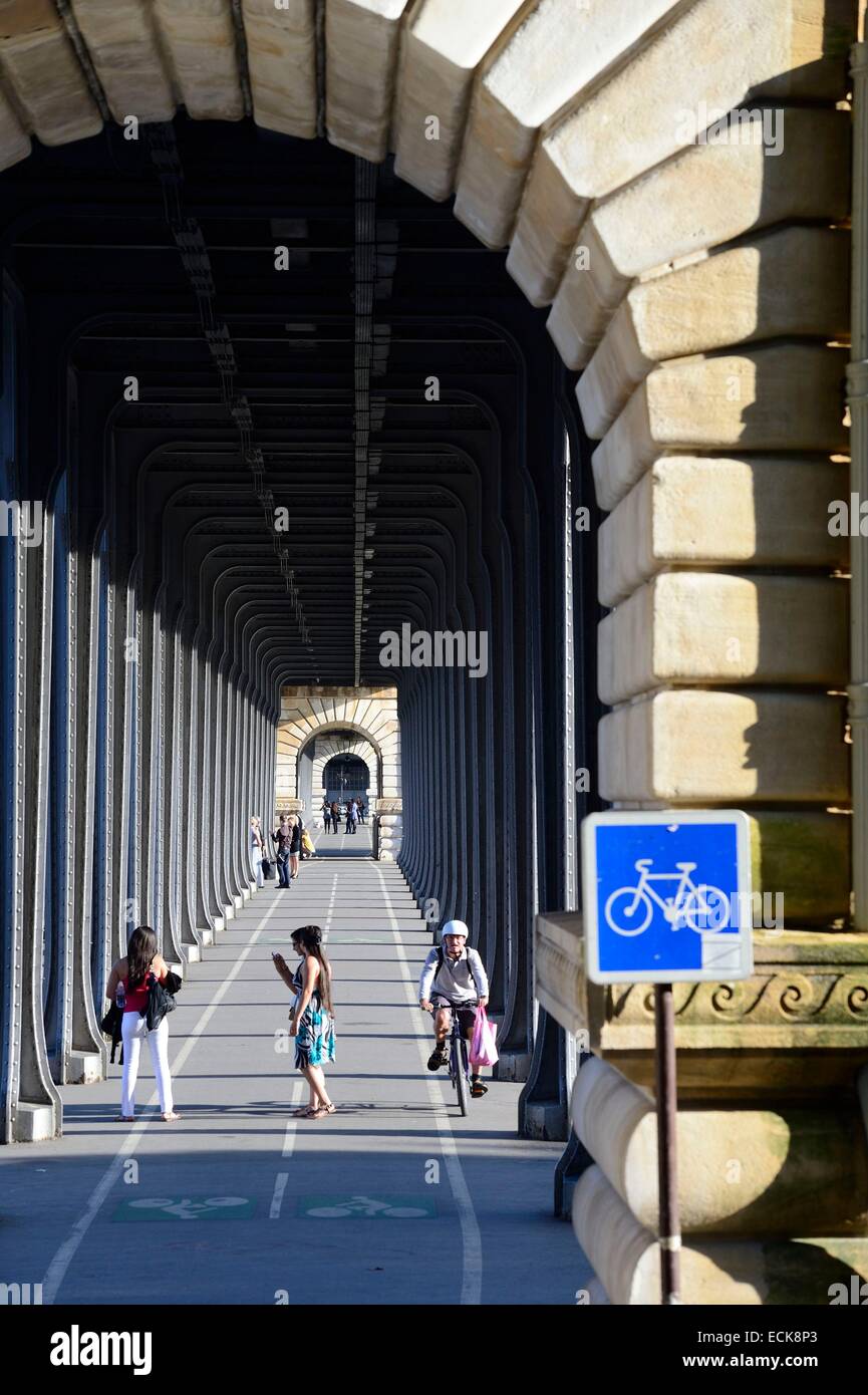 France, Paris, Pont Bir-Hakeim, bikeqay under the aerial metro line 6 Stock Photo