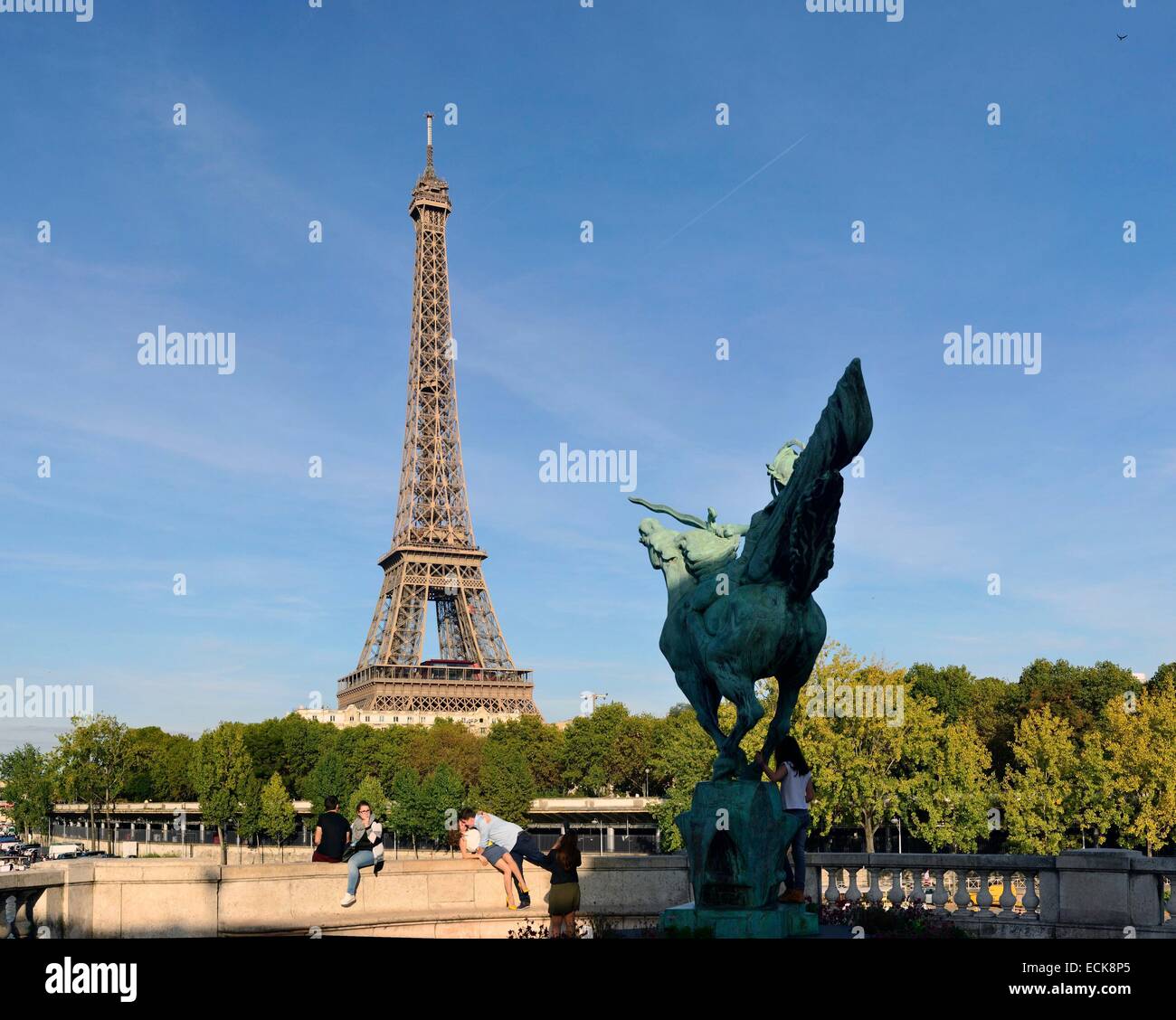 France, Paris, Pont Bir-Hakeim, equestrian statue, symbol of Reviving France by sculptor Wederlink and Eiffel Tower Stock Photo