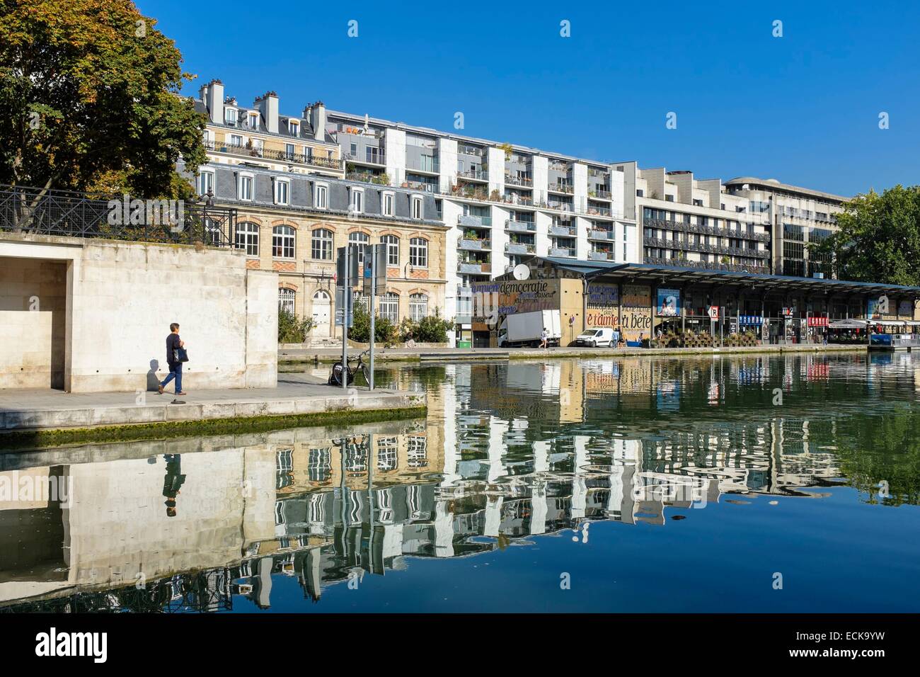 France, Paris, Bassin de la Villette, the largest artificial body of water in Paris, that links the Canal de l'Ourcq to the Canal Saint-Martin Stock Photo