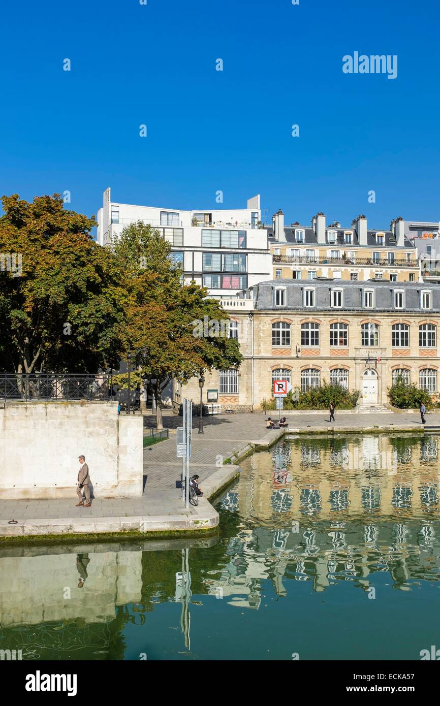 France, Paris, Bassin de la Villette, the largest artificial body of water in Paris, that links the Canal de l'Ourcq to the Canal Saint-Martin Stock Photo