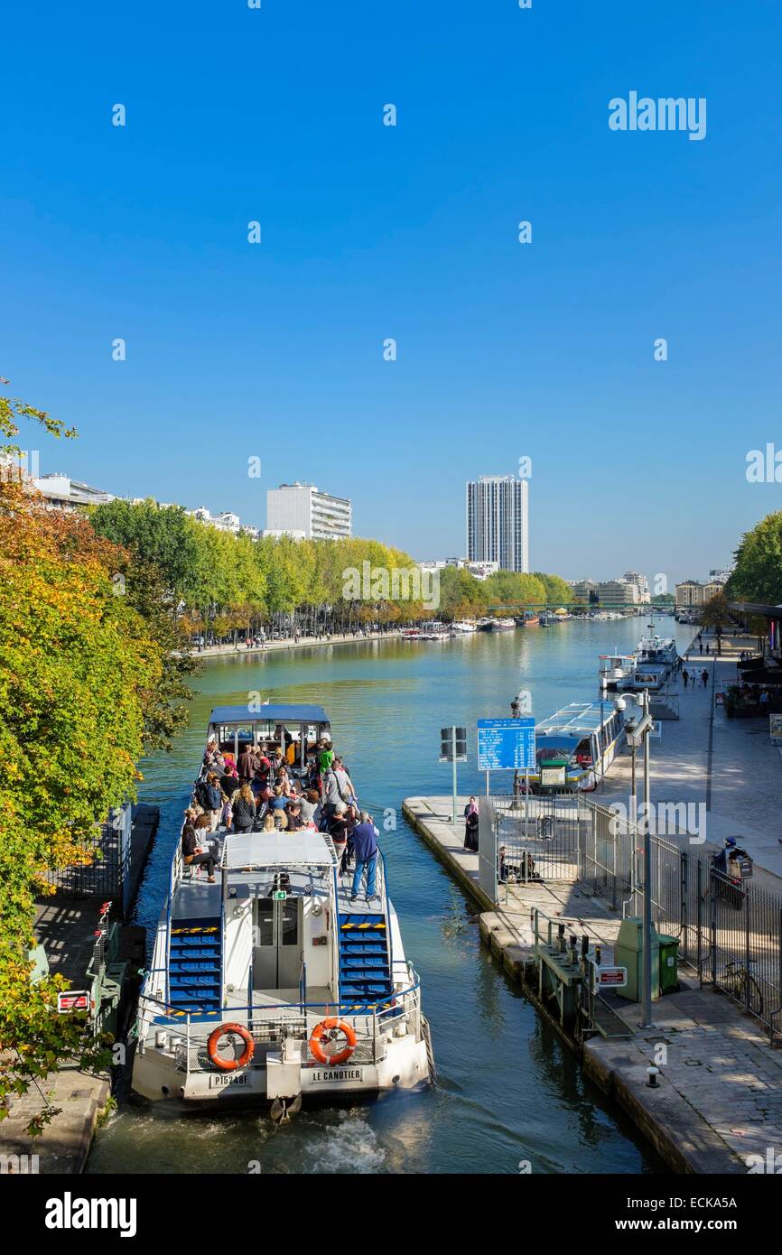 France, Paris, Bassin de la Villette, the largest artificial body of water in Paris, that links the Canal de l'Ourcq to the Canal Saint-Martin, cruise on the canals Stock Photo
