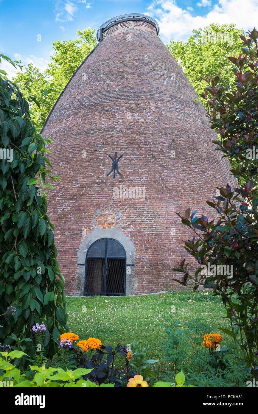 France, Moselle, Sarreguemines, faience tradition city, the old earthenware furnace, bottle-shaped, 11-meter high, rare example of the first industrial revolution of the 19th century (the only one in Europe) Stock Photo