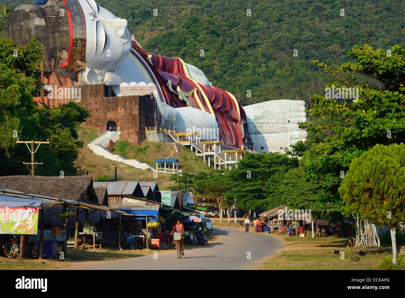 Myanmar (Burma), Mon State, Mawlamyine (Moulmein) surroundings, Win Sein Taw Ya temple, World's largest reclining Buddha Stock Photo