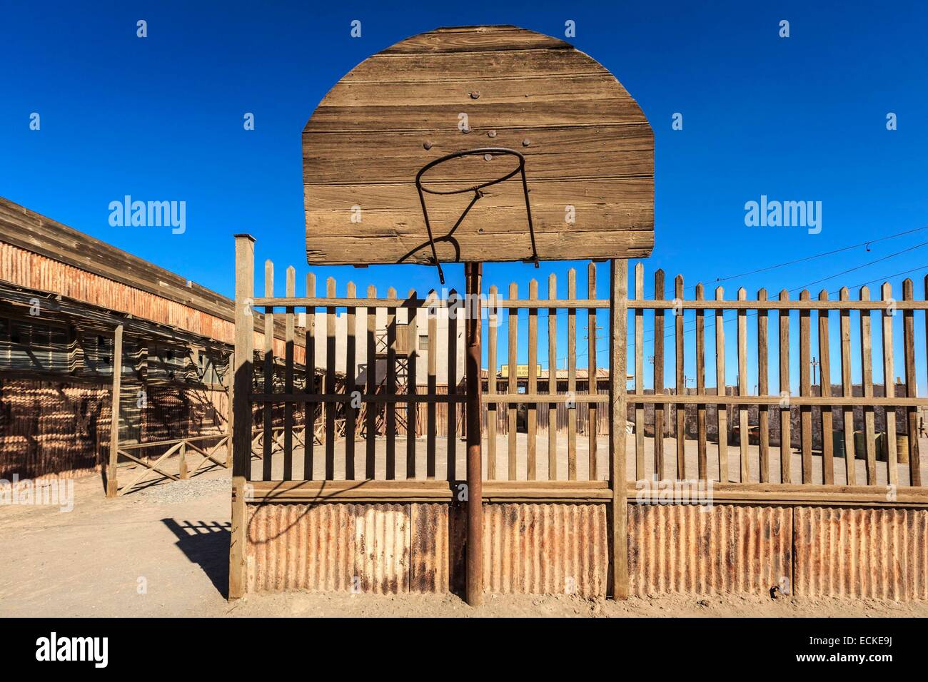 Chile, El Norte Grande, Tarapaca Region, Iquique, Humberstone and Santa Laura Saltpeter Works, listed as World Heritage by UNESCO, basketball hoop Stock Photo