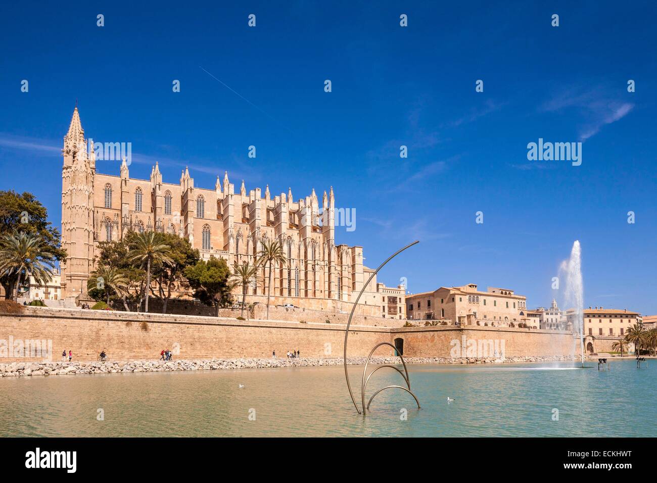 Spain, Balearic Islands, Majorca, Palma de Mallorca, Cathedral (La Seu) built between 1229 and 1601 and of Catalan Gothic style with a modern sculpture by Andreu Alfaro Stock Photo