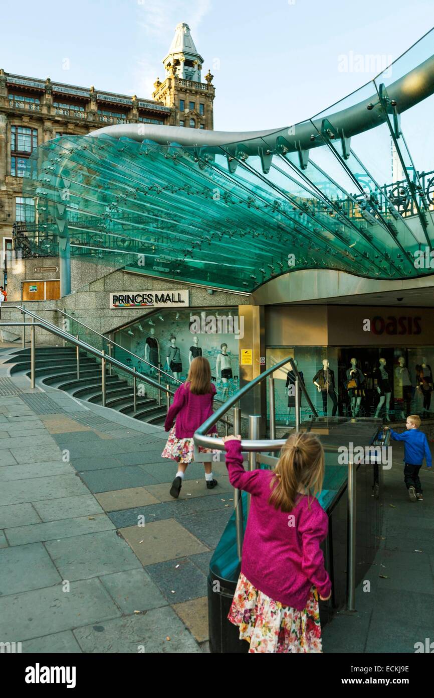 United Kingdom, Scotland, Edinburg, Waverley Bridge, Princes Mall shopping center, cityscape, life scene at the entrance of a shopping center Stock Photo