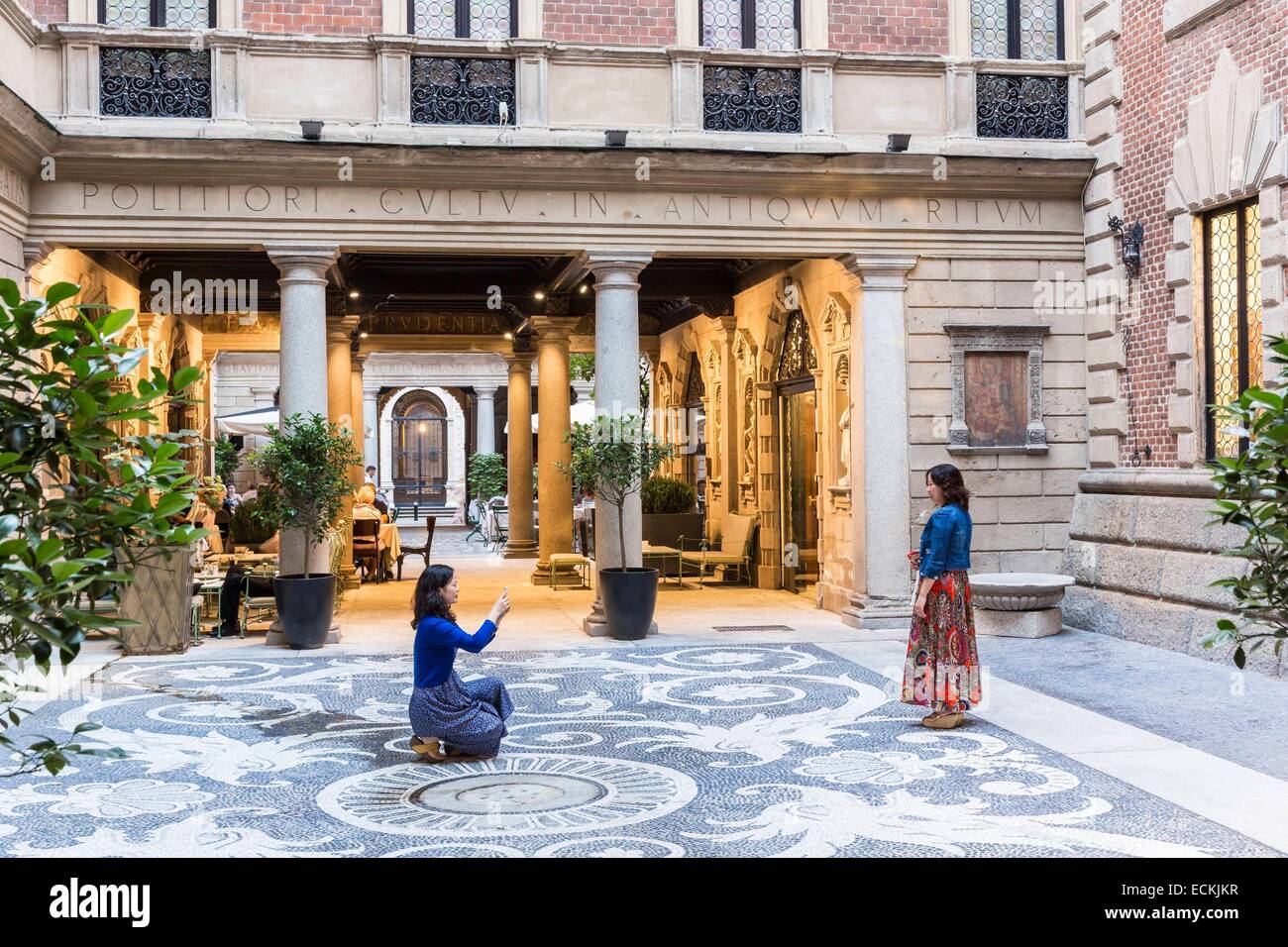 Italy, Lombardy, Milan, Salumaio Di Montenapoleone restaurant and entrance of the palace Palazzo Bagatti Valsecchi museum via Gesu' and via Monte Napoleone streets Stock Photo