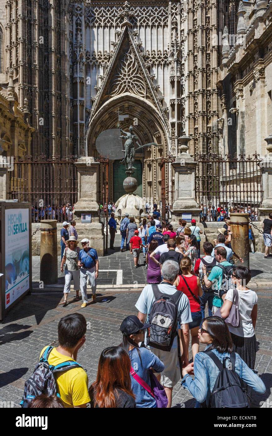 Crowd door queue hires stock photography and images Alamy