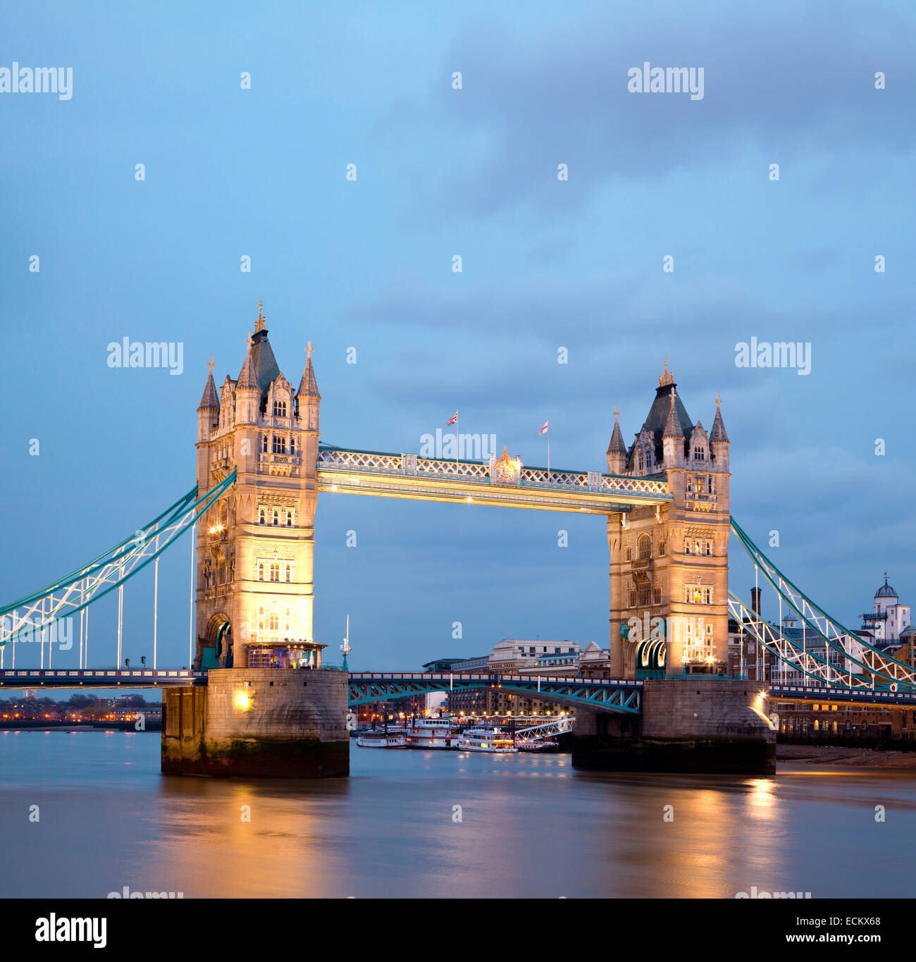 Тауэрский мост разводится. Many tourists are visited tower bridge. Биг-бен , тауэрский мост, тауэр. Достопримечательности лондона тауэрский мост. Тауэрский мост в лондоне.