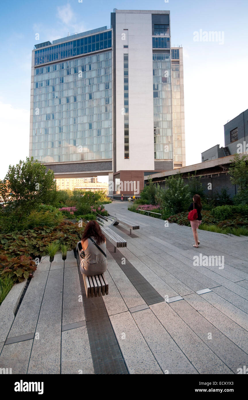 Standard hotel new york high line hi-res stock photography and images ...