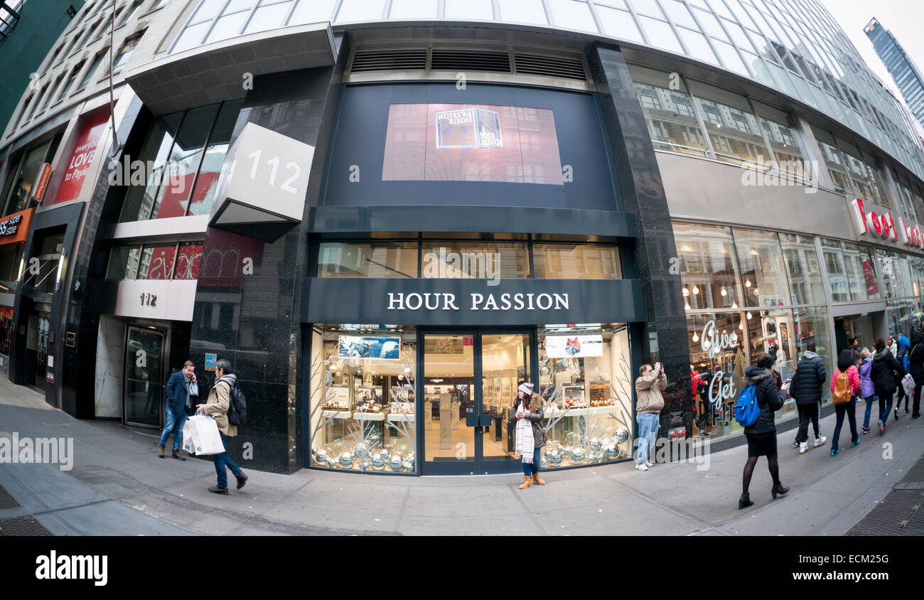Hour Passion watch store in New York on Sunday, December 14, 2014. A recent study on conspicuous consumption reported that New Yorkers spend 597 percent more on watches than the rest of the country. (© Richard B. Levine) Stock Photo