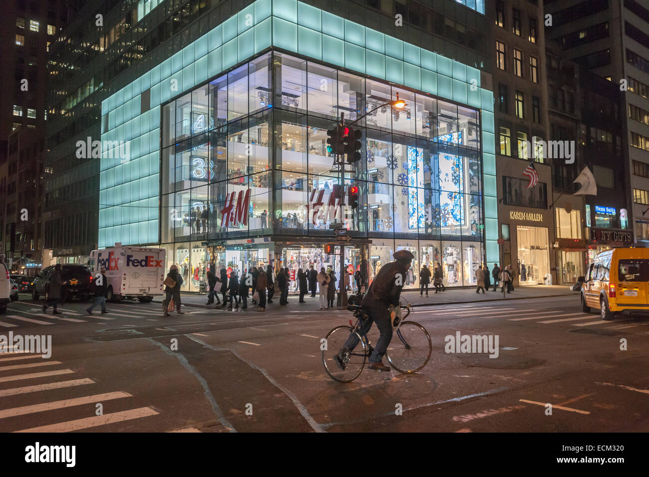 The new H&M flagship store in Midtown Manhattan on Tuesday, December 9,  2014. Only 15 more shopping days until Christmas. (© Richard B. Levine  Stock Photo - Alamy