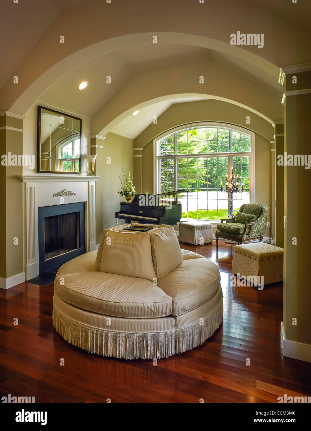 Living room fireplace grand piano hi-res stock photography and images ...