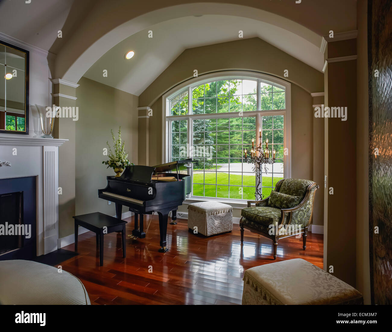 Living room fireplace grand piano hi-res stock photography and images ...