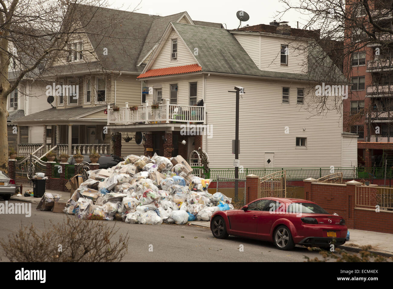 Garbage pile hires stock photography and images Alamy