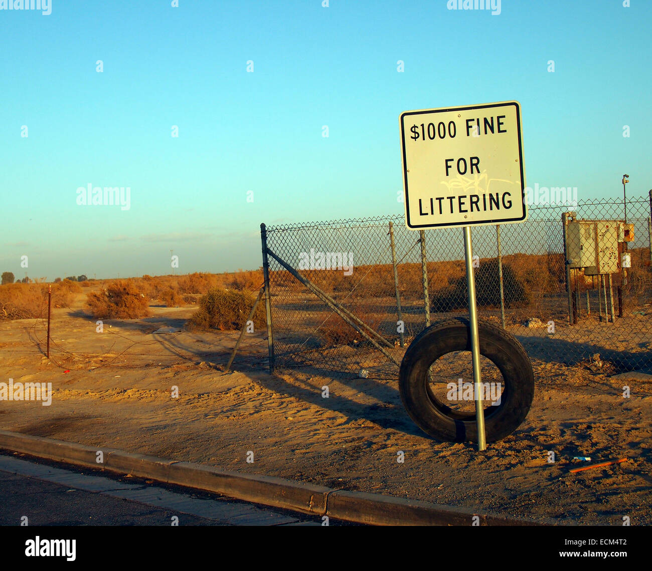 $1000 fine for littering sign, San Joaquin Valley, California Stock Photo