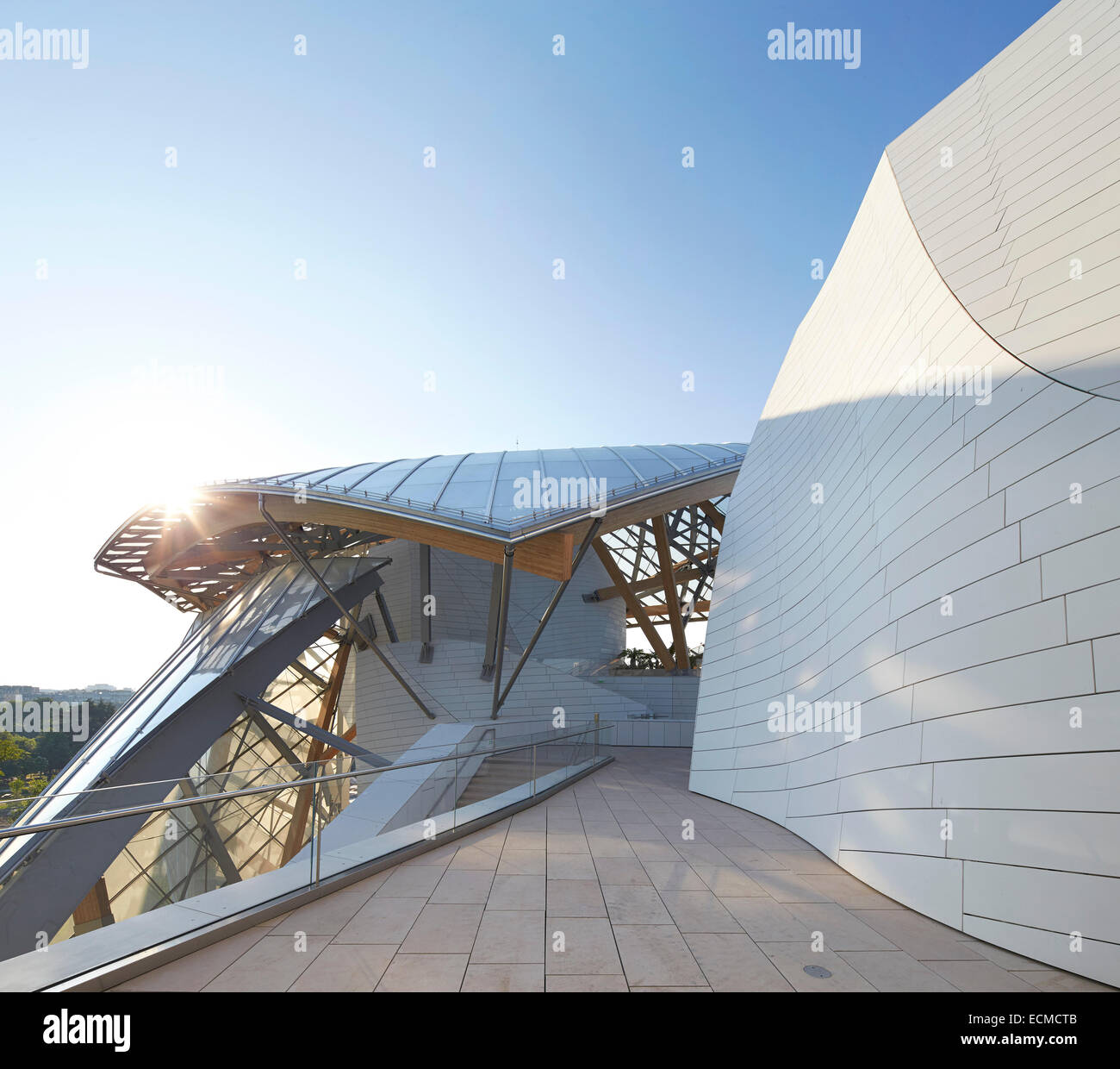 Fondation Louis Vuitton, Paris, France. Architect: Gehry Partners LLP, 2014. Upper terrace walkway with view to Bois de Boulogne Stock Photo