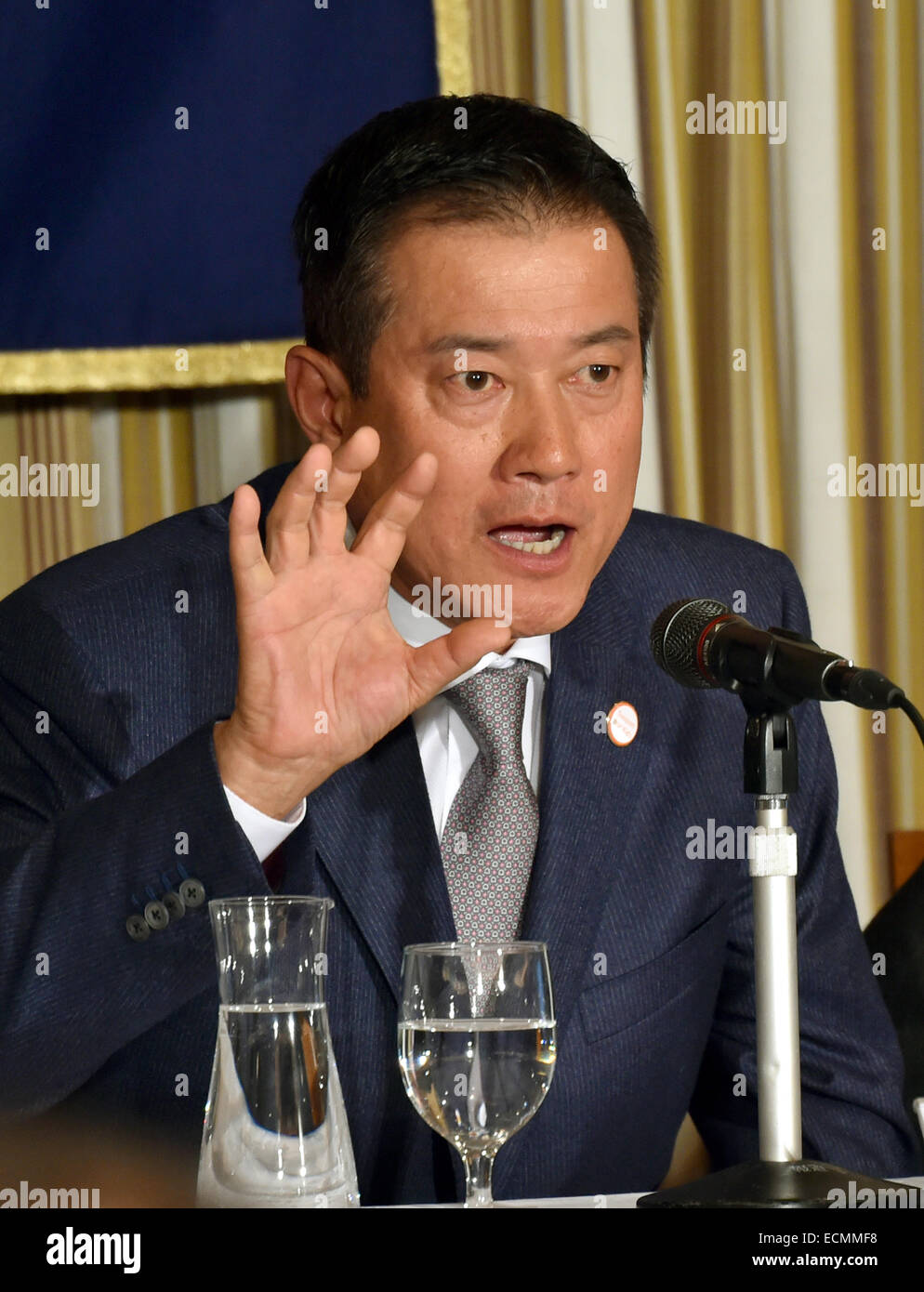 TOKYO, Japan - Yomiuri Giants manager Tatsunori Hara (2nd