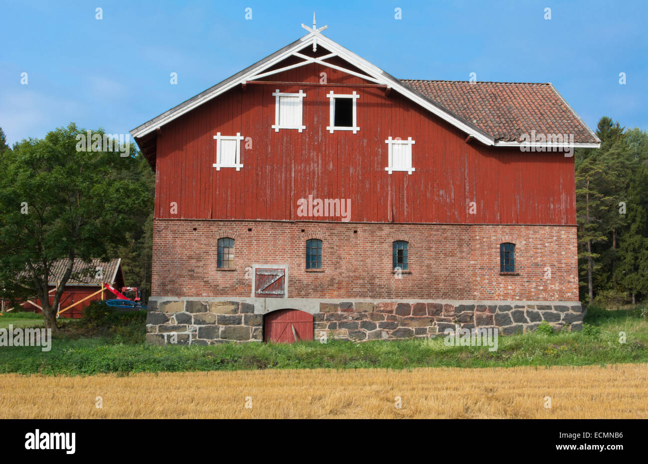 Norway near town of Royce red barn for farming between Oslo and Bergen on  E-16 farm sunshine Stock Photo - Alamy