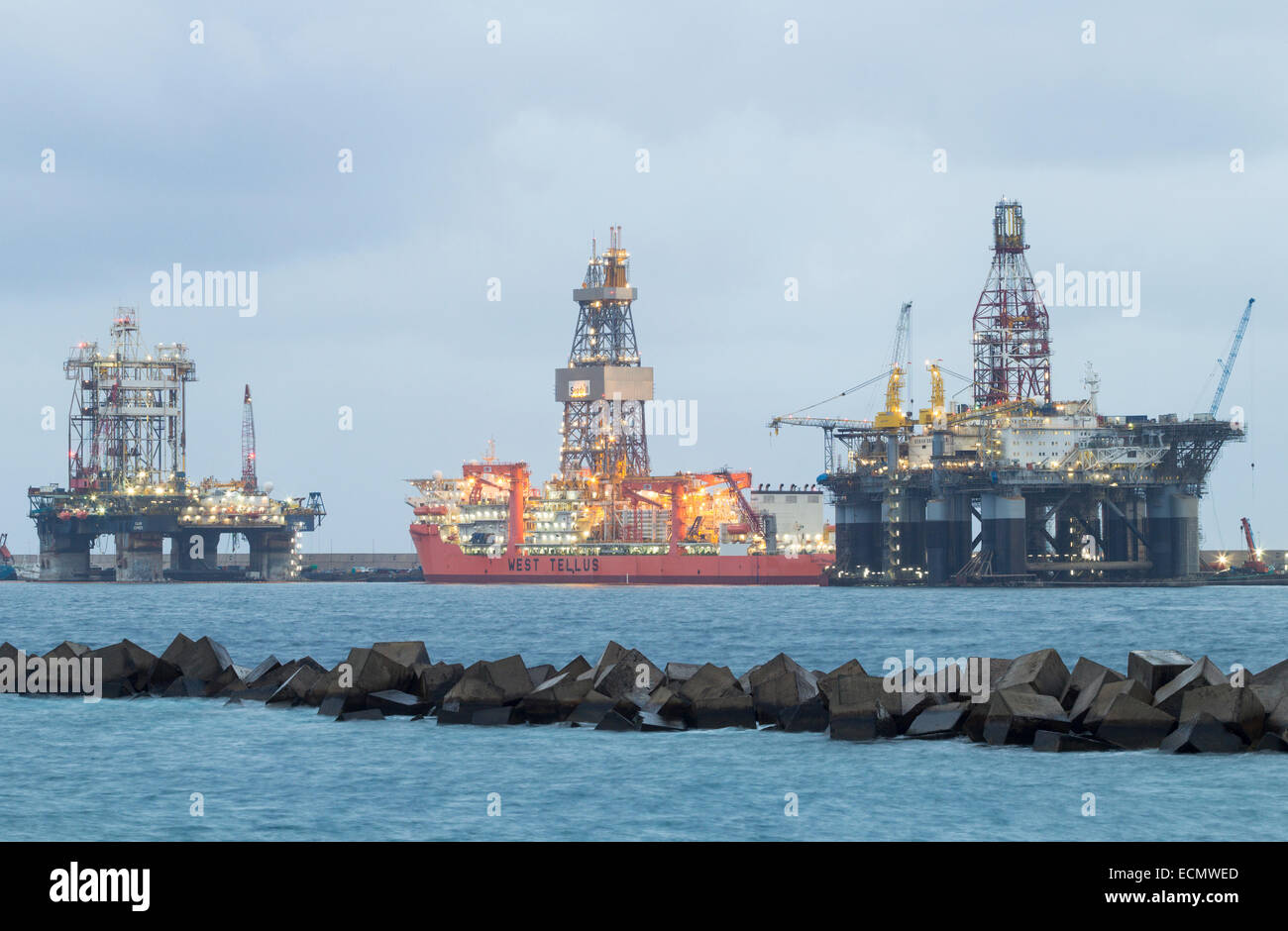 Las Palmas, Gran Canaria, Canary Islands, Spain. 17th December, 2014. Spanish Weather: Drilling platforms undergoing repairs in Las Palmas port on Gran Canaria as oil prices continue to fall. Stock Photo