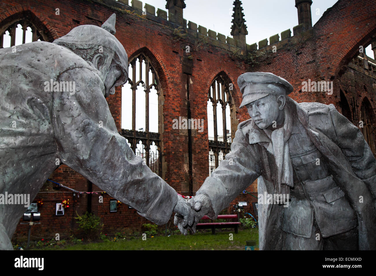 World War One statue Liverpool, Merseyside, UK, The December 15th Christmas Truce People's sculpture, shaking hands,  enemy soldiers commemorating the famous truce of Christmas Day 1915 unveiled at Liverpool’s Bombed Out Church. The statue, named All Together Now, designed by sculptor Andy Edwards  depicts a British and a German soldier greeting each other with a football by their side. It captures the remarkable moment in December 1915 when World War One WW1 enemy soldiers along No Mans Land on the Western Front laid down their weapons and emerged from their trenches to shake hands Stock Photo