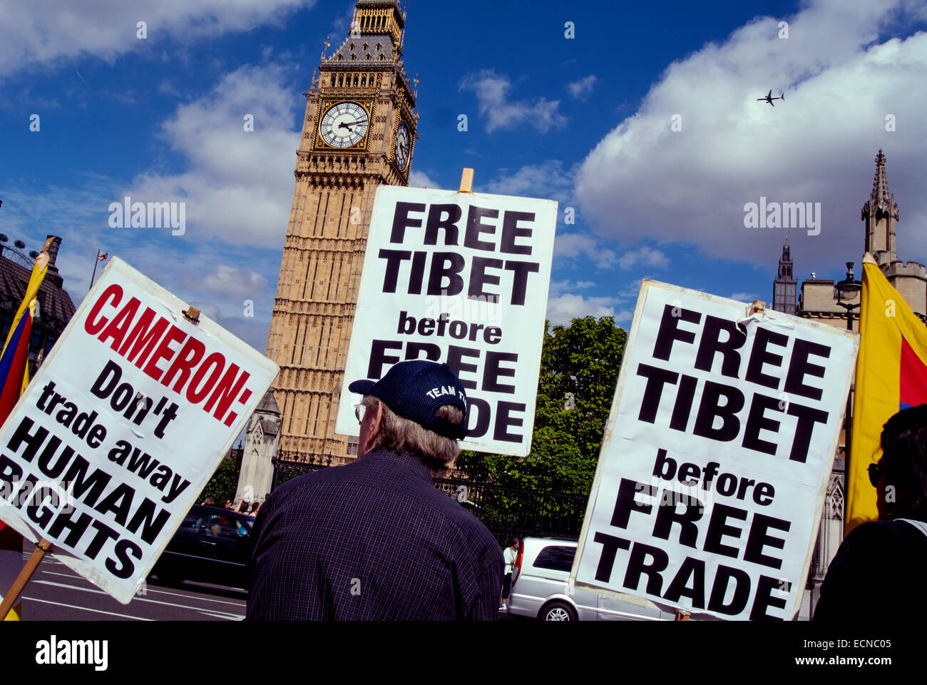 Protesters in front of UK parliament in London England Holding placards . Free Tibet protest in front of Big Ben Stock Photo