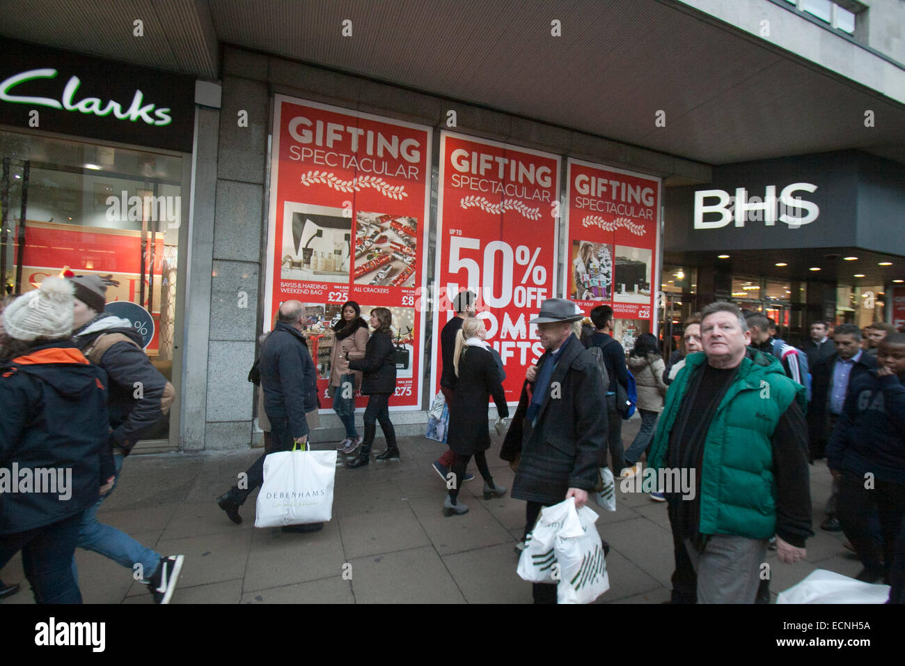 London,UK. 17th December 2014. Oxford street is busy with Christmas shoppers with a week left until the Christmas holidays Stock Photo