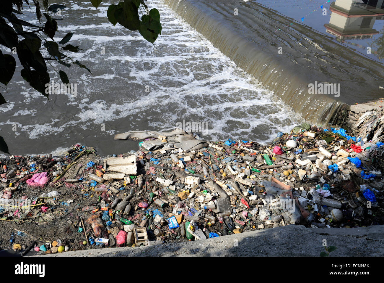 Image of rubbish in the Bishnumati river, Thamel district, Kathmandu