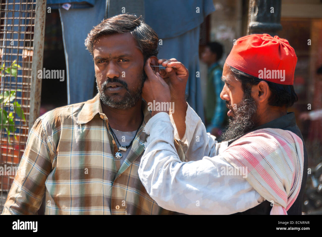 Traditional ear cleaning on the street in Delhi, India Stock Photo - Alamy