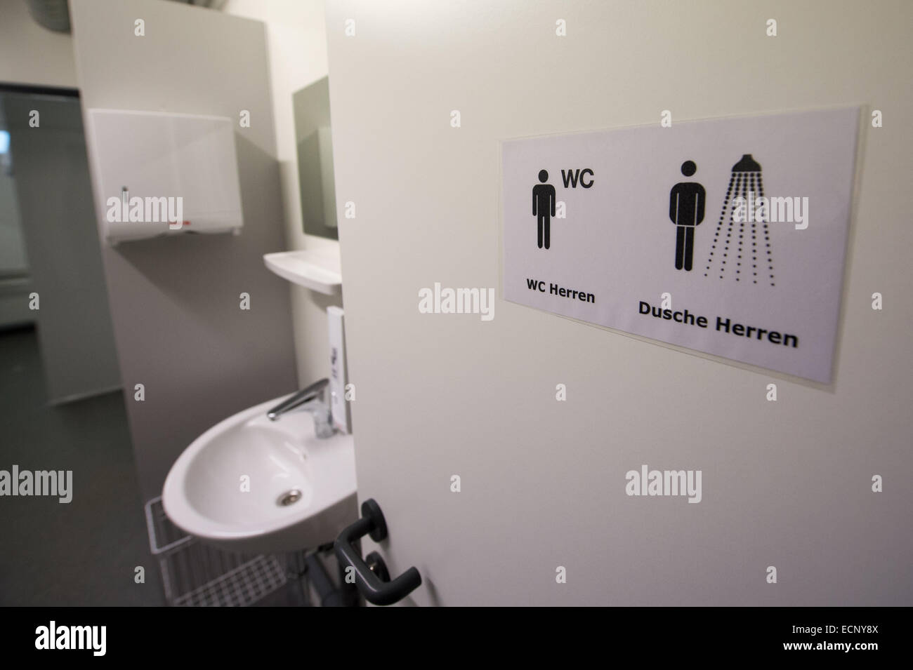 Regensburg, Germany. 15th Dec, 2014. The sign on the wall indicates  'lavatory for gents' (L) and 'shower for gents' (R) in a deserted bathroom  on the premises of the transitional registration centre