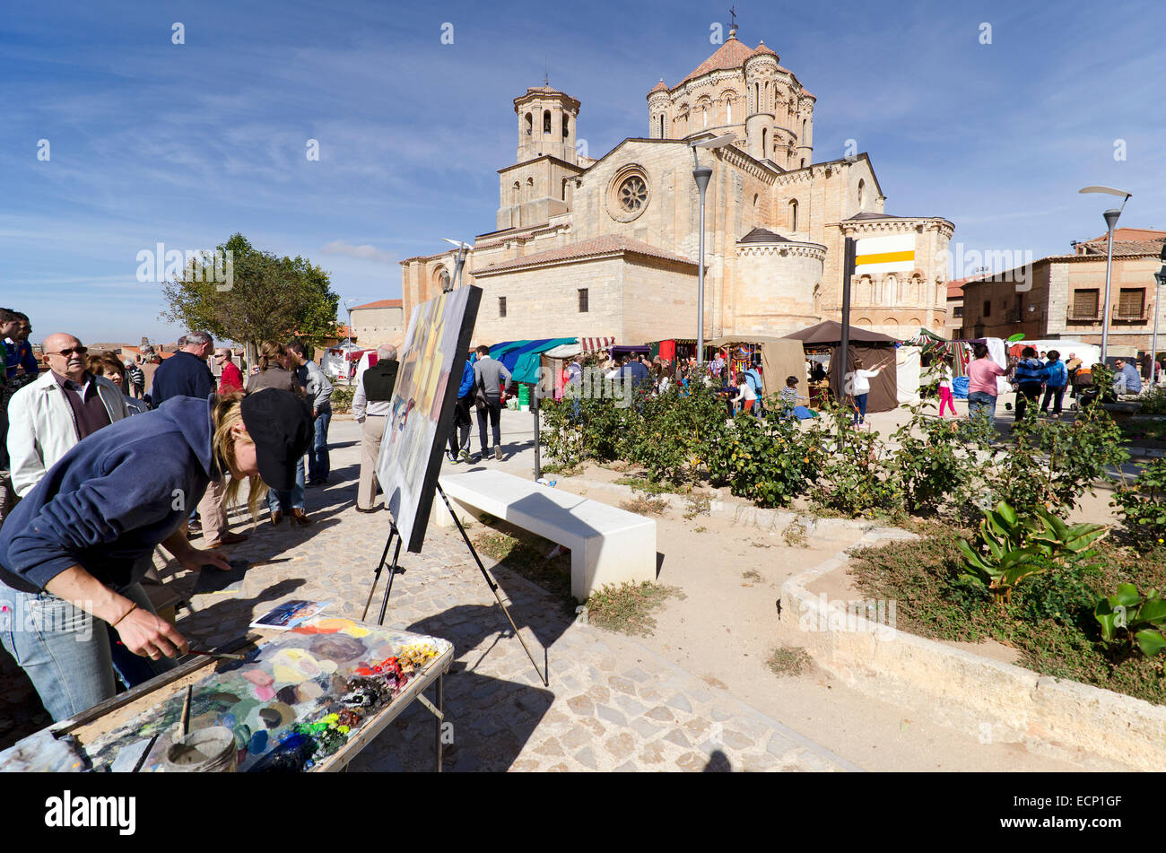 TORO (ZAMORA), SPAIN - OCTOBER 13, 2012: An unidentified contestant in the Plein Aire Painting contest works on a painting of th Stock Photo