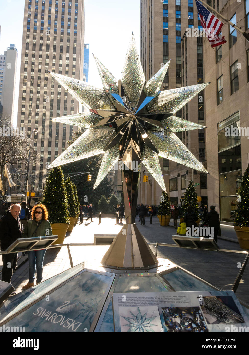 zand grond Verlammen Swarovski Crystal Christmas Tree Star Replica, Rockefeller Center, NYC, USA  Stock Photo - Alamy