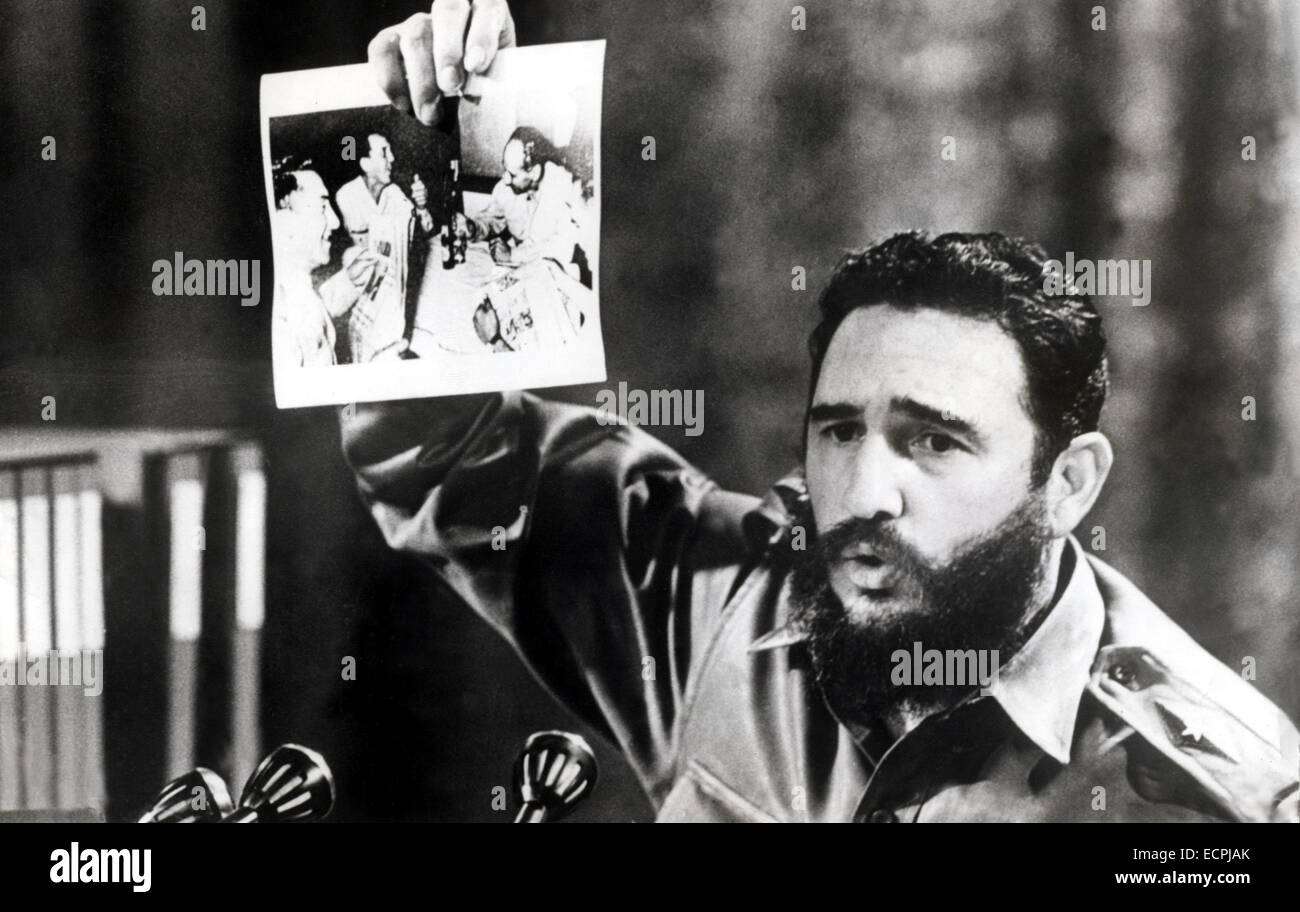 Havana, Cuba. 15th July, 1968. A Cuban revolutionary leader who led his country from January 1959 until his retirement in February 2008, FIDEL CASTRO transformed Cuba into the first communist state in the Western Hemisphere. PICTURED: Castro holding a picture of Bolivian general Alfredo Ovando Candia who celebrates the killing of Ernesto Che Guevara with his soldiers. © KEYSTONE Pictures USA/ZUMAPRESS.com/Alamy Live News Stock Photo