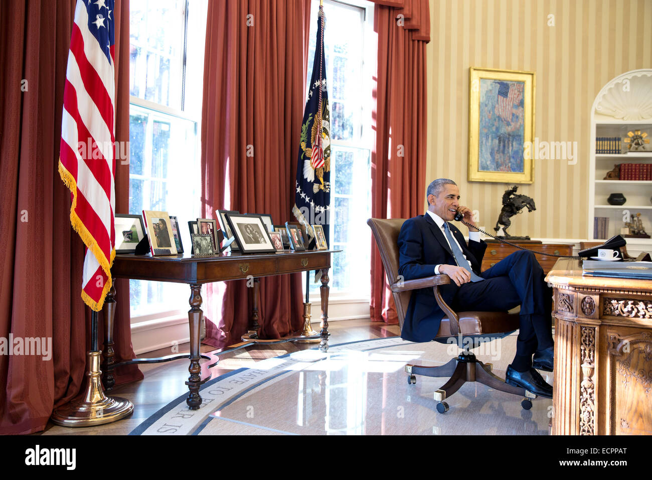 Washington DC, USA. 17th Dec, 2014. USA. 17th Dec, 2014. Photo released by the White House shows U.S. President Barack Obama talking on the phone with Alan Gross who was en route to the U.S. from Cuba after being released, in the Oval Office of the White House in Washington Dec. 17, 2014. Credit:  Official White House Photo/Pete Souza/Xinhua/Alamy Live News Stock Photo