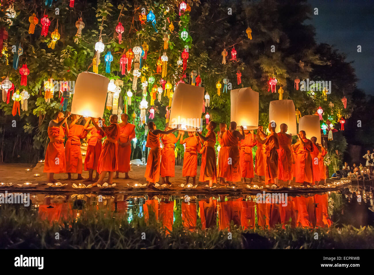 Buddhist monks releasing Chinese paper lanterns at the loy krathong festival of light, Chiang Mai Stock Photo