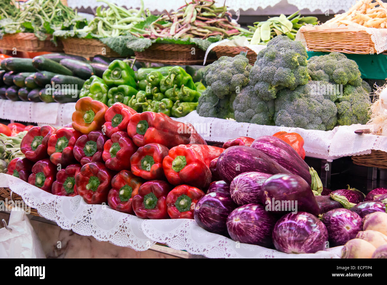Fresh and organic vegetables at farmers market Stock Photo - Alamy