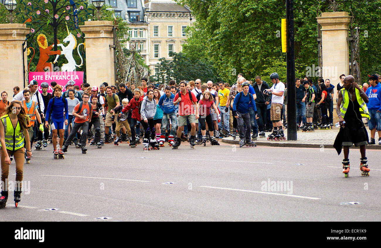 Every Wednesday evening in summer, hundreds of skaters go on a group skate round London’s streets accompanied by a sound-box. Stock Photo