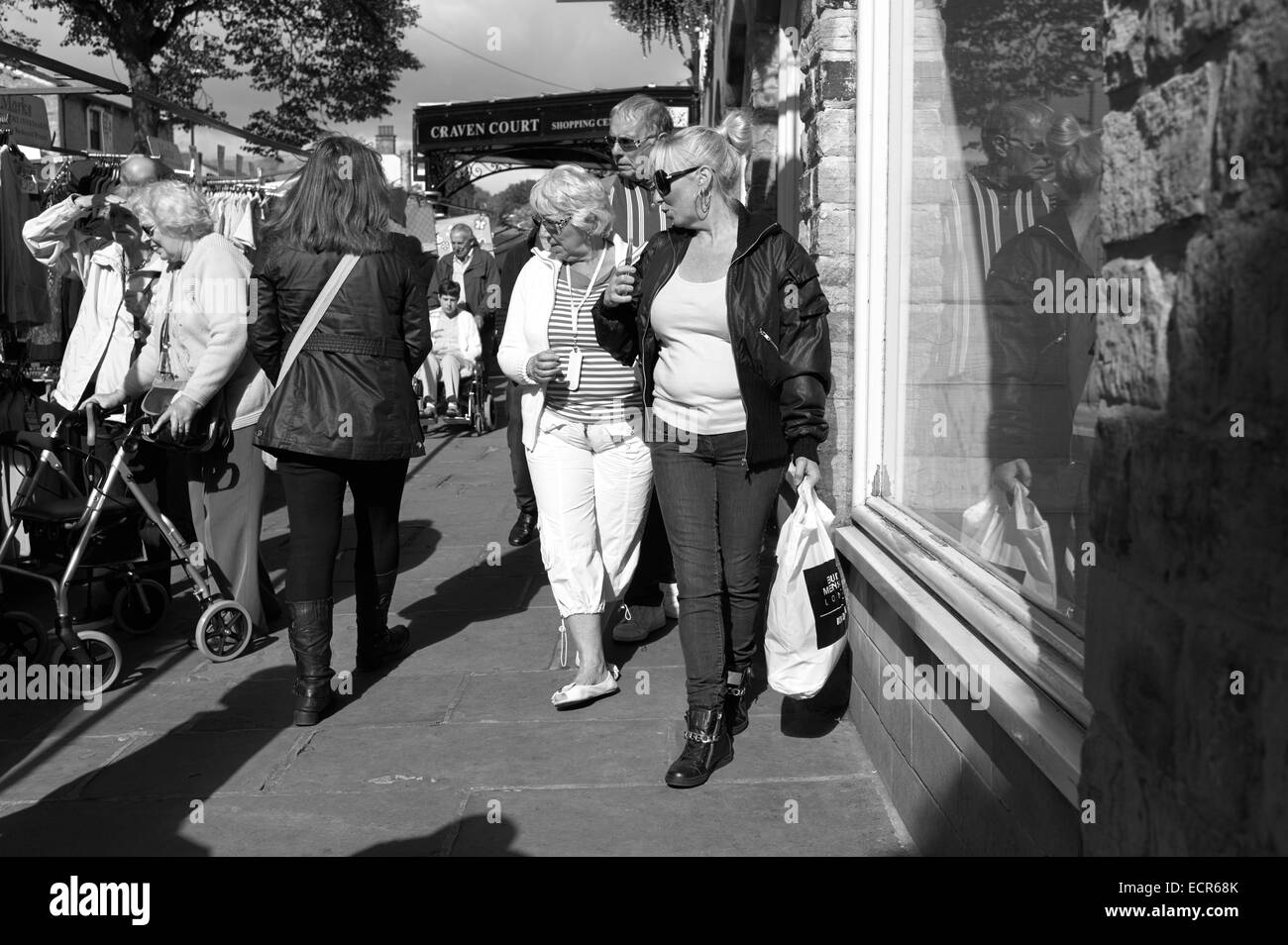 Mono, people shopping in Skipton Stock Photo