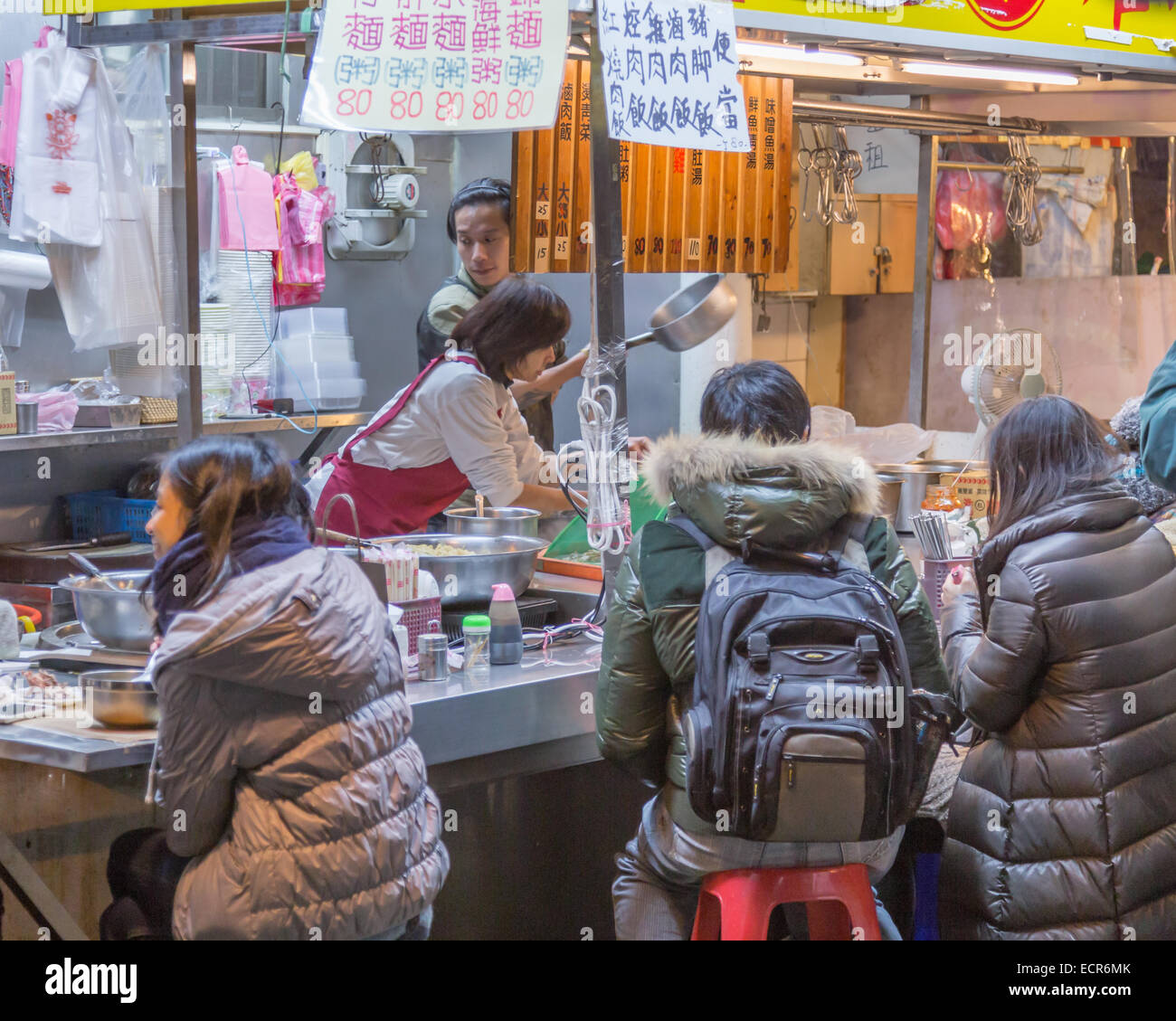 TAIPEI CITY, TAIPEI, TAIWAN. DECEMBER 17, 2014.  People eating at a vendor in Shida night market in Taipei City Stock Photo