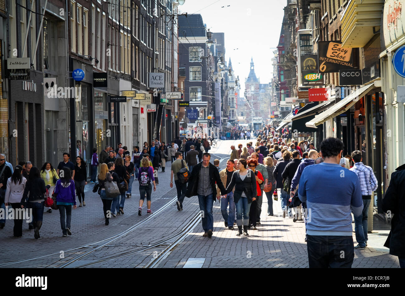 Leidsestraat a busy shopping street in Amsterdam Stock Photo - Alamy