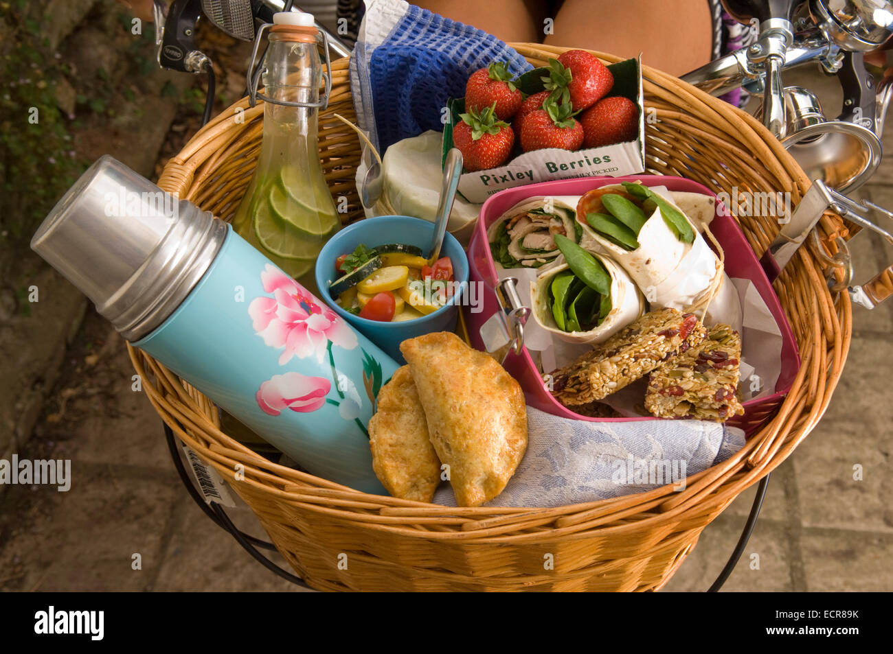 Picnic in a bicycle basket Stock Photo - Alamy