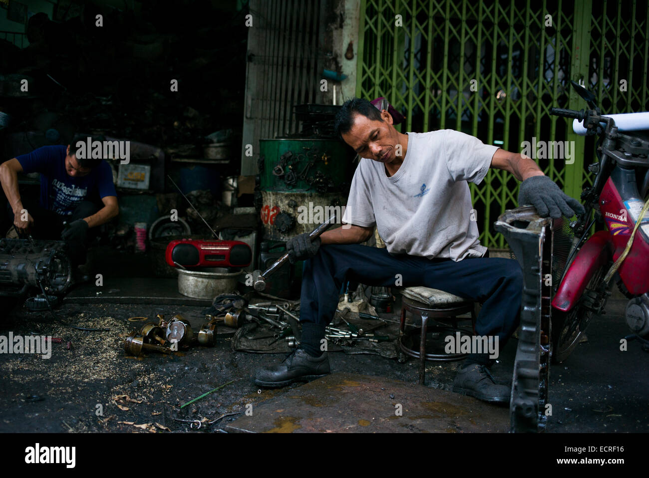 Car junkyard workers, Chinatown Sinag Kong, Bangkok, Thailand Stock Photo -  Alamy