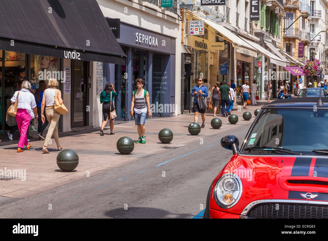 MINI COOPER, SHOPS, PEOPLE SHOPPING, RUE D'ANTIBES, SHOPPING STREET, CANNES,  COTE D'AZUR, PROVENCE, FRANCE Stock Photo - Alamy