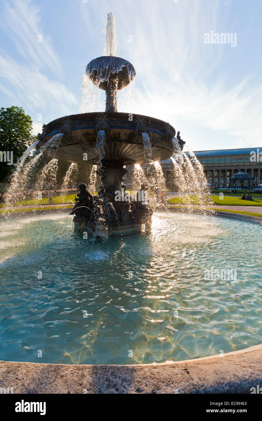 FOUNTAIN, KONIGSBAU BUILDING AT SCHLOSSPLATZ SQUARE, STUTTGART, BADEN-WURTTEMBERG, GERMANY Stock Photo