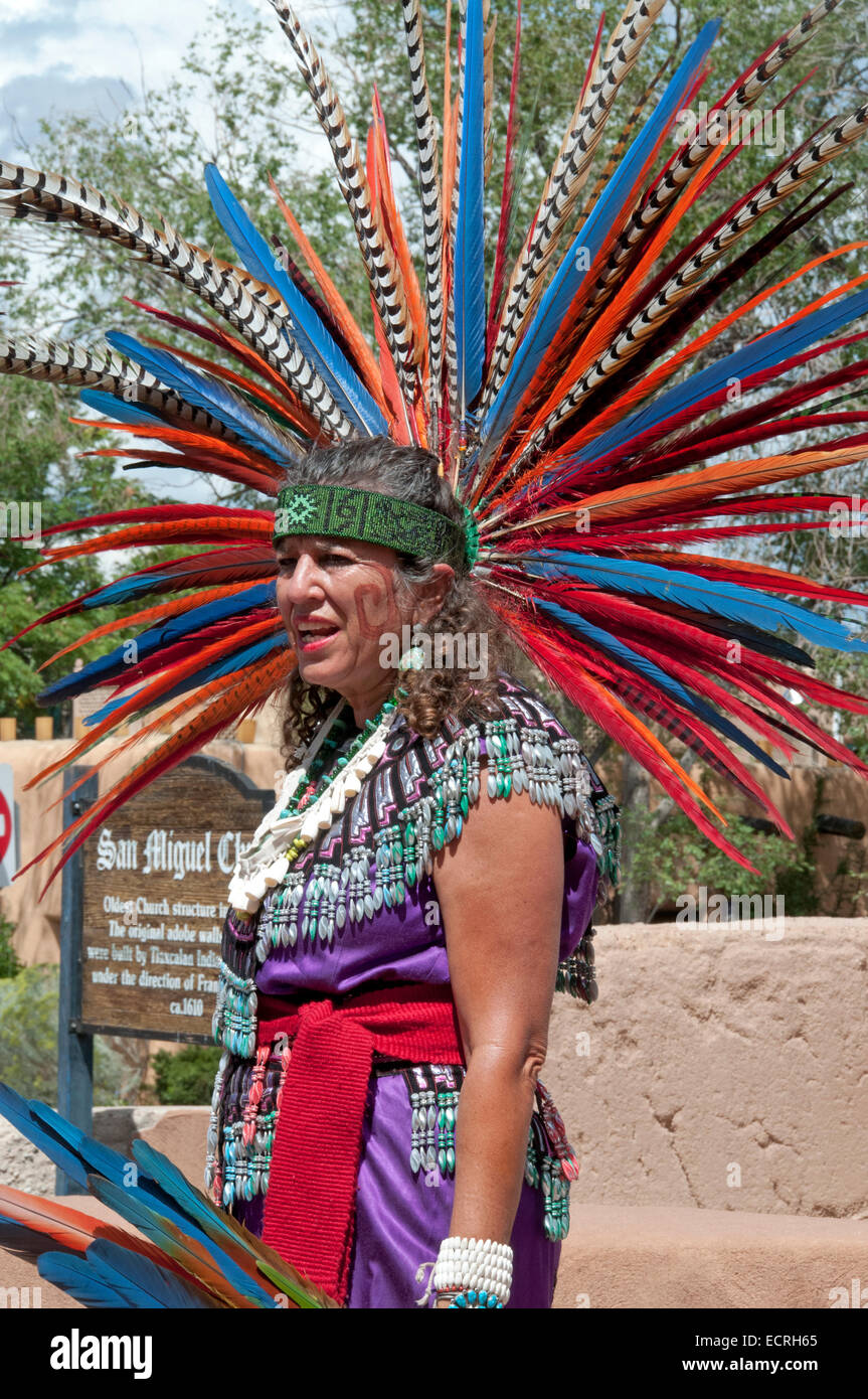 Native American Indian dress costume feathers Stock Photo - Alamy