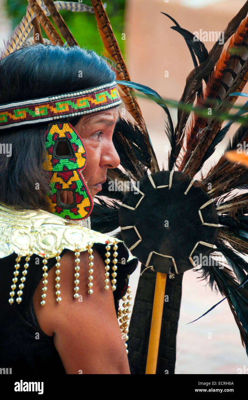 Native American Indian dress costume feathers Stock Photo - Alamy