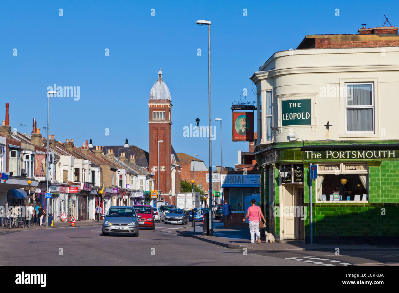 SHOPS AND PUBS AT ALBERT ROAD, SOUTHSEA QUARTER, PORTSMOUTH, HAMPSHIRE, ENGLAND, GREAT BRITAIN Stock Photo